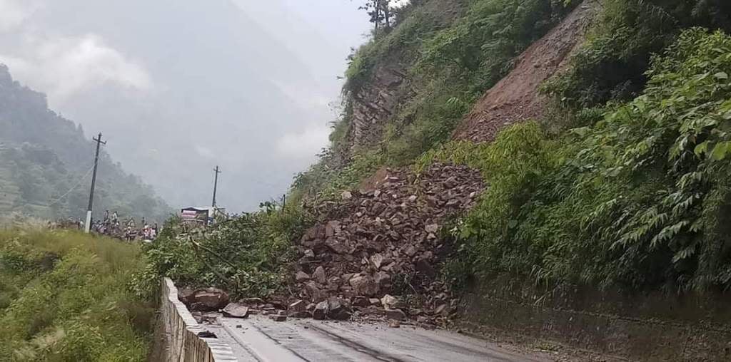 वाग्मती समाचार : पहिराका कारण मुग्लिन–नौबिसे सडक अवरुद्ध